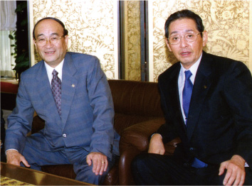 中村 夫会長と懇談（2003年）
